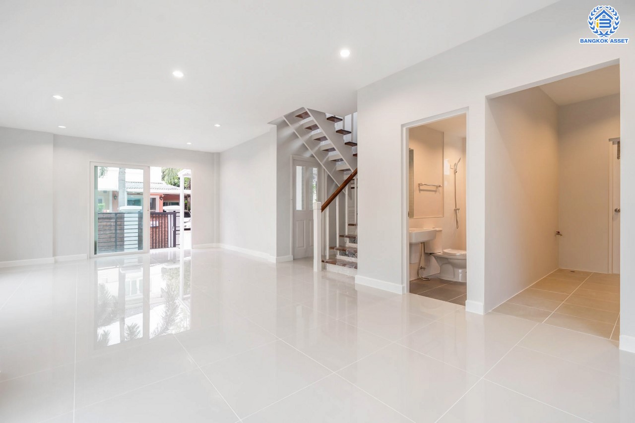 บ้านมือสองตกแต่งใหม่ คุณภาพแบรนด์ Q.House ม.คาซ่าวิลล์ ราชพฤกษ์-แจ้งวัฒนะ เนื้อที่ 50.6 ตร.ว. ฟังก์ชัน 3 ห้องนอน 2 ห้องน้ำ จอดรถได้ 2 คัน ทำเลศักยภาพ ติดถนนราชพฤกษ์ ใกล้ทางด่วน และเซ็นทรัลแจ้งวัฒนะ